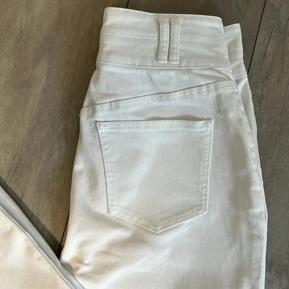 🤍HOST PICK BCBGMAXAZRIA NWOT White High Rise Flared Denim Jeans, Size 29 - Picture 3 of 12